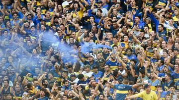 Boca Juniors fans cheer for their team as part of Superliga 2017/18. Photo by Marcelo Endelli/Getty Images