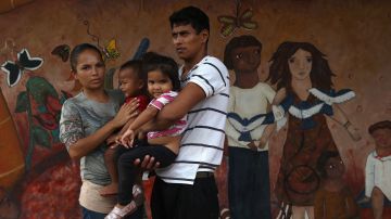 A family of immigrants arrives from Honduras to a shelter for undocumented immigrants in Mexico. The family, including US citizen Gloria Francesca Bucato, 22, her partner, Honduran citizen Louis Felipe and their two children Baylee Bucato, 3, and Luis Bucato, 1, both born in Honduras. Photo by John Moore/Getty Images