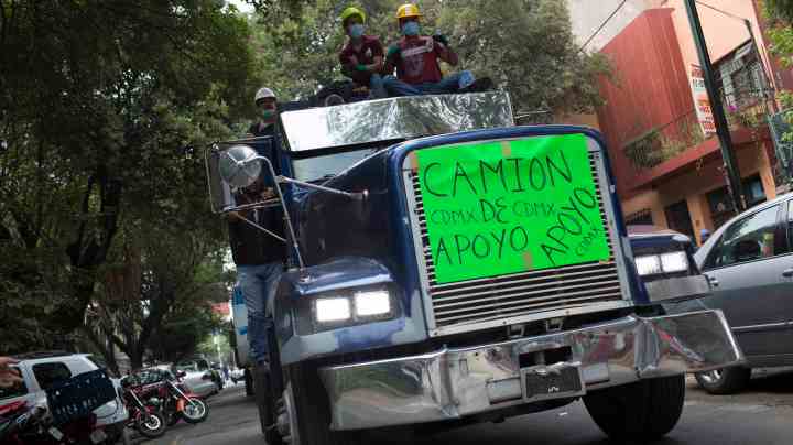 A support truck drives near Parque Mexico in the Condesa district the day after an earthquake on September 20, 2017. Photo by Rafael S. Fabres/Getty Images