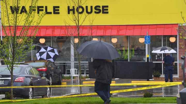 Law enforcement stand outside a Waffle House where four people were killed and two were wounded after a gunman opened fire with an assault weapon on April 22, 2018 in Nashville, Tennessee. Photo by Jason Davis/Getty Images