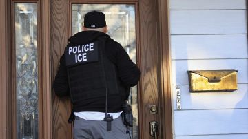 U.S. Immigration and Customs Enforcement (ICE), officers arrive to a Flatbush Gardens home in search of an undocumented immigrant on April 11, 2018 in the Brooklyn borough of New York City. Photo by John Moore/Getty Images