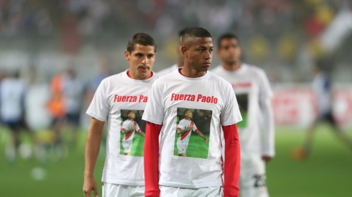 Peruvian players show solidarity with banned captain, Paolo Guerrero, ahead of their World Cup friendly with Scotland. Photo via COPA90 US.