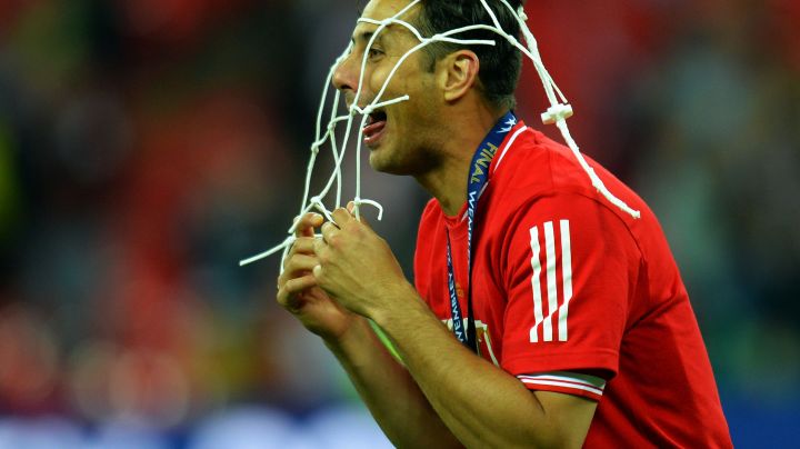 Claudio Pizarro celebrates with a piece of goal netting after winning the UEFA Champions League.  Photo by Shaun Botterill/Getty Images