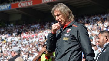 Peru's Head Coach Ricardo Gareca reacting prior to the 2018 FIFA World Cup Qualifier match with New Zealand. (Photo by Kai Schwoerer/Getty Images)