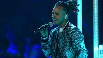 Ozuna performs on stage during Univision's "Premios Juventud" 2017. Photo by Rodrigo Varela/Getty Images for Univision