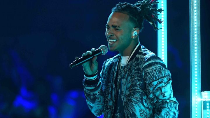 Ozuna performs on stage during Univision's "Premios Juventud" 2017. Photo by Rodrigo Varela/Getty Images for Univision