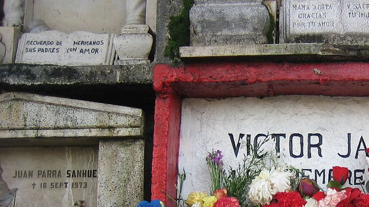 Víctor Jara's grave in the General Cemetery of Santiago. By Lion Hirth (User:Prissantenbär) - Own work, Public Domain, Link