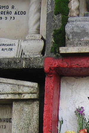 Víctor Jara's grave in the General Cemetery of Santiago. By Lion Hirth (User:Prissantenbär) - Own work, Public Domain, Link