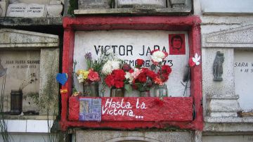 Víctor Jara's grave in the General Cemetery of Santiago. By Lion Hirth (User:Prissantenbär) - Own work, Public Domain, Link