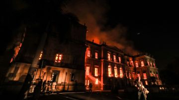 A fire burns at the National Museum of Brazil on September 2, 2018 in Rio de Janeiro, Brazil. Photo by Buda Mendes/Getty Images