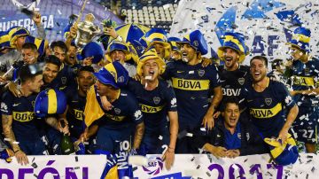Carlos Tevez, Leonardo Jara and Ramon Abila of Boca Juniors celebrate with teammates after winning the Superliga 2017/18 against Gimnasia y Esgrima La Plata at Estadio Juan Carmelo Zerillo on May 9, 2018 in La Plata, Argentina. (Photo by Marcelo Endelli/Getty Images)