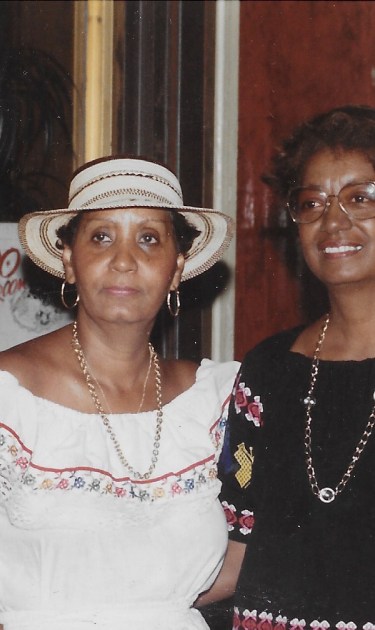 At Kelso, Julieta Carmichael and Mercedes Marthe pose together, wearing traditional-style dresses. Courtesy of Roberto Rabanne's personal collection