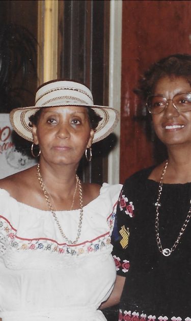 At Kelso, Julieta Carmichael and Mercedes Marthe pose together, wearing traditional-style dresses. Courtesy of Roberto Rabanne's personal collection