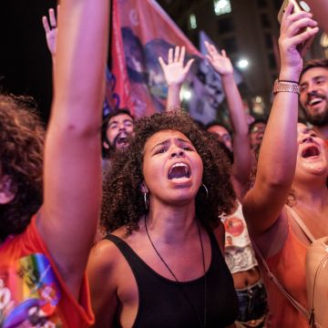 A crowd reacts to far-left presidential candidate Guilherme Boulos. Photo by Emergentes for Remezcla