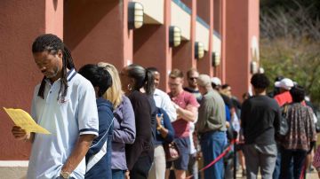 Voters wait in line for up to two hours to early vote at the Cobb County West Park Government Center on October 18, 2018 in Marietta, Georgia. Photo by Jessica McGowan/Getty Images