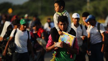 Members of the Central American caravan head out at dawn for their next destination on November 01, 2018 in Juchitan de Zaragoza, Mexico. Photo by Spencer Platt/Getty Images