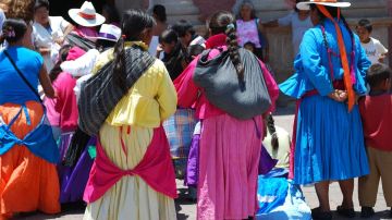 Otomi women in front of the Santa Maria Church in Tequisquiapan, Queretaro, Mexico. By AlejandroLinaresGarcia - Own work, CC BY-SA 3.0, Link