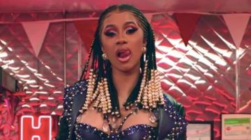 Still of Cardi B and Bruno Mars in the 'Please Me' video
