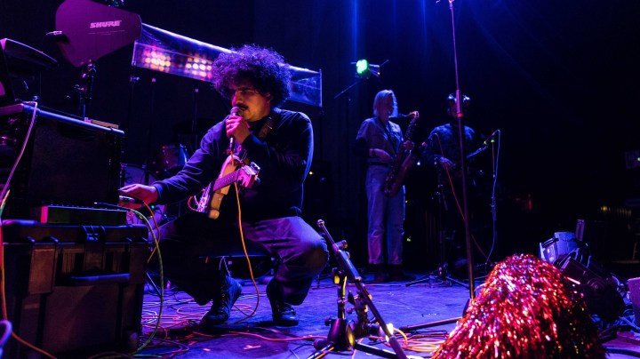 Roberto Carlos Lange "Helado Negro" at sound check before his performance at Brooklyn Steel. Photo by Roy Baizan for Remezcla