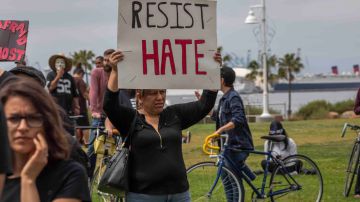 Counter-demonstrators rally to oppose an anticipated white-nationalist rally on April 28, 2019 in Long Beach, California. Photo by David McNew/Getty Images