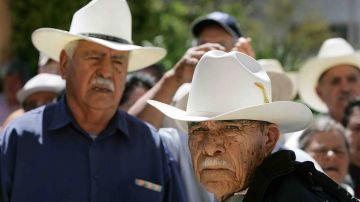 A group of Mexican-American Braceros chant for Los Angeles mayoral run-off candidate Antonio Villaraigosa following Mass at the Cathedral of Our Lady of the Angels on March 31, 2005 in Los Angeles, California. Photo by David McNew/Getty Images