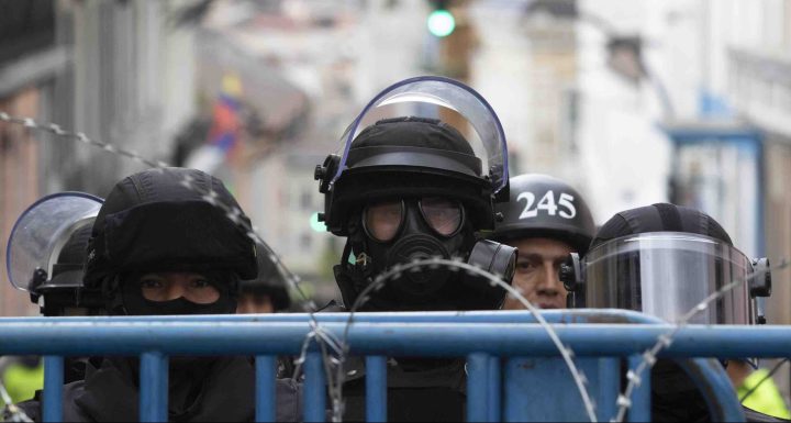 Police stand behind the fences that stand around the Presidential Palace during protests against the end of subsidies to gasoline and diesel announced by President Lenin Moreno's government on October 9, 2019 in Quito, Ecuador. Photo by Jorge Ivan Castaneira Jaramillo/Getty Images
