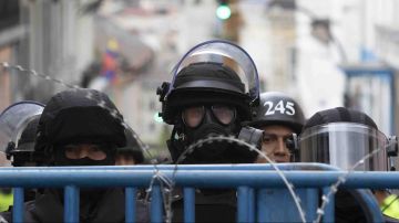 Police stand behind the fences that stand around the Presidential Palace during protests against the end of subsidies to gasoline and diesel announced by President Lenin Moreno's government on October 9, 2019 in Quito, Ecuador. Photo by Jorge Ivan Castaneira Jaramillo/Getty Images