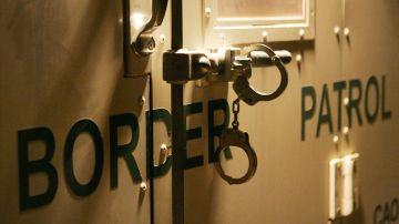 Handcuffs secure the back door of a U.S. Customs and Border Protection border patrol vehicle loaded with suspected undocumented immigrants near Yuma, Arizona. Photo by David McNew/Getty Images