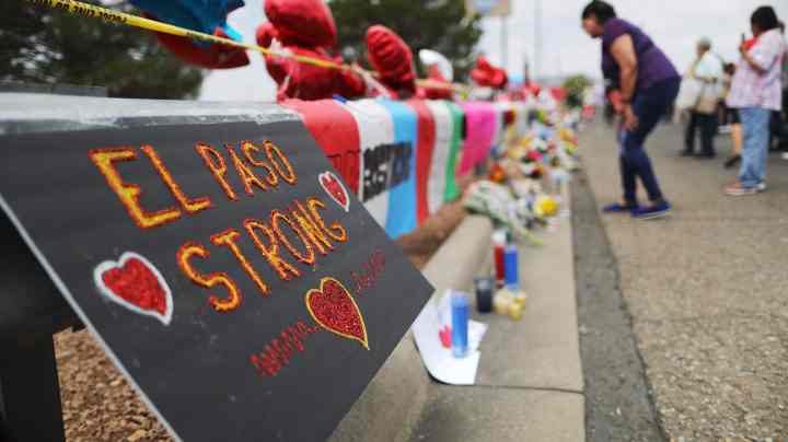 A message reads 'El Paso Strong' at a makeshift memorial honoring victims outside Walmart, near the scene of a mass shooting which left at least 22 people dead, on August 6, 2019 in El Paso, Texas. Photo by Mario Tama/Getty Images