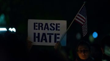 A vigil participant holds a 'Erase Hate' sign during a Havdalah vigil for the victims of the Tree of Life Congregation shooting in front of the White House on October 27, 2018 in Washington, DC. Photo by Alex Edelman/Getty Images