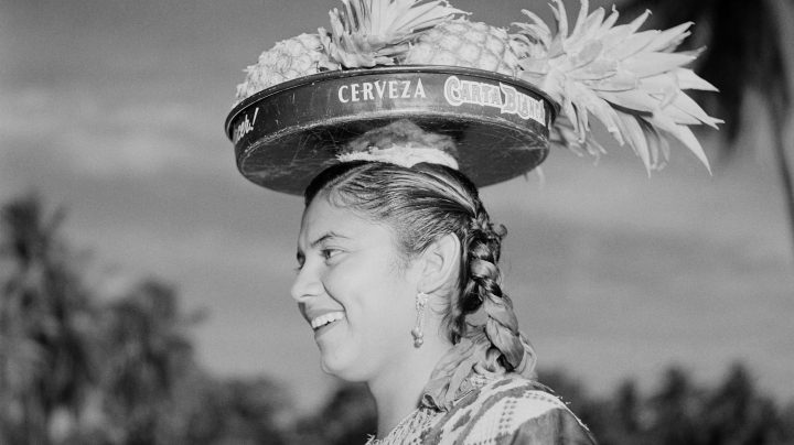 A local women carries a tray of pineapples on her head in Tehuantepec, Mexico. Photo by Earl Leaf/Michael Ochs Archives/Getty Images
