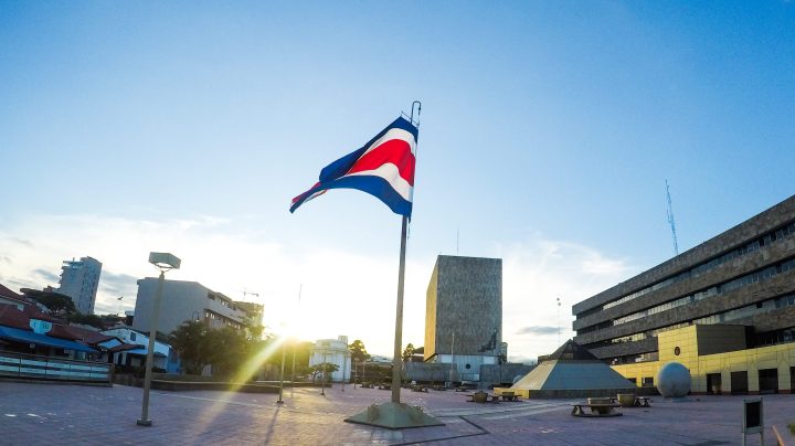 Costa Rican flag en Tribunales de Justicia. Getty Images