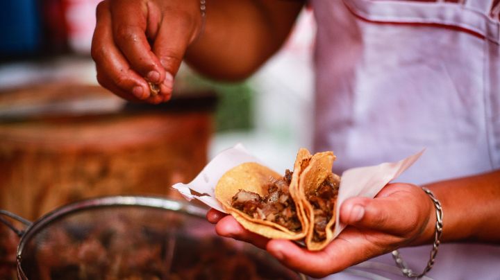 Heriberto prepares tacos in "El Jarocho" stand at Insurgentes Avenue on April 17, 2020 in Mexico City, Mexico. Photo by Manuel Velasquez/Getty Images
