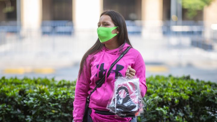 A street vendor sells face masks during health emergency to curb spread of COVID-19 on May 20, 2020 in Mexico City, Mexico. Photo by Hector Vivas/Getty Images