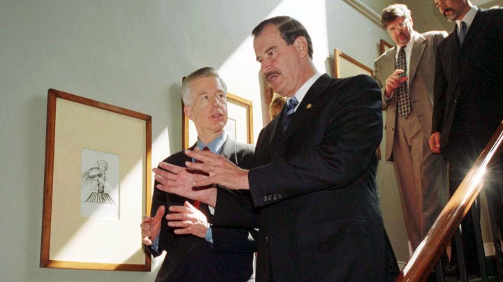 Mexican President Vicente Fox (C) speaks with California Gov. Gray Davis December 3, 2001 at Los Pinos presdential residence in Mexico City, Mexico. Photo by Gustavo Benitez/Presidencia/Getty Images