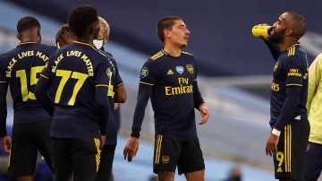 Alexandre Lacazette of Arsenal has a drink during the drinks break during the Premier League match between Manchester City and Arsenal FC at Etihad Stadium on June 17, 2020 in Manchester, United Kingdom. Photo by Dave Thompson/ Pool via Getty Images