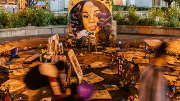 Children play near a mural of Breonna Taylor on September 17, 2020 in Louisville, Kentucky. Protestors continue to gather to celebrate the life of Breonna Taylor, at Jefferson Square Park, in front of the Louisville Metro Hall. Photo by Brandon Bell/Getty Images