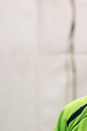 A drive-in employee distributes popcorn and sodas in the parking lot of the Metropolitan University on July 3, 2020 in Caracas, Venezuela. Photo by Carolina Cabral/Getty Images