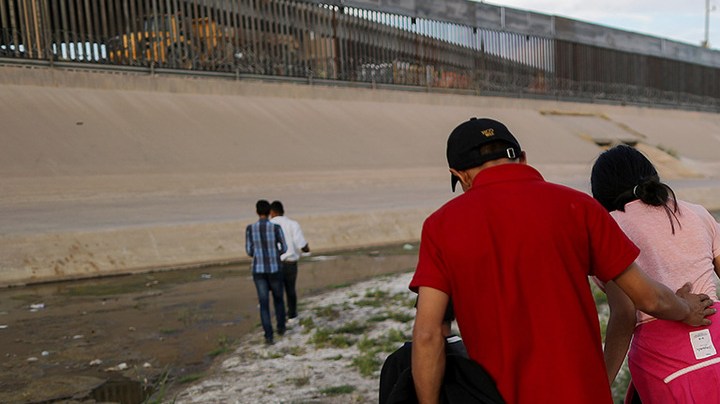 Migrants walk on their way to cross the border between the U.S. and Mexico at the Rio Grande river, as they prepare to enter El Paso, Texas, on May 19, 2019 as taken from Ciudad Juarez, Mexico. Photo by Mario Tama/Getty Images
