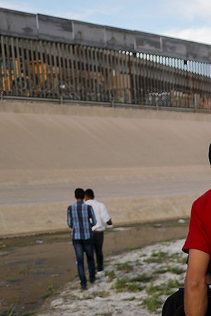 Migrants walk on their way to cross the border between the U.S. and Mexico at the Rio Grande river, as they prepare to enter El Paso, Texas, on May 19, 2019 as taken from Ciudad Juarez, Mexico. Photo by Mario Tama/Getty Images