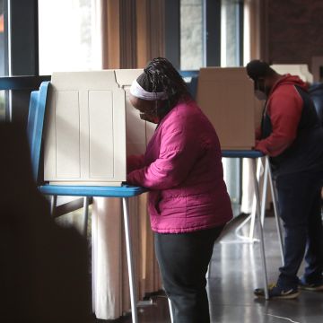 Residents vote at a polling place set up for early voting on November 01, 2020 in Racine, Wisconsin. Photo by Scott Olson/Getty Images
