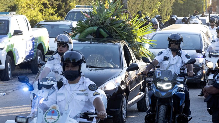 The flower car leads the hearse carrying the body of Argentine football legend Diego Maradona as it enters Jardin Bellavista cemetery to be buried during a private ceremony on November 26, 2020 in Bellavista, Buenos Aires, Argentina. Photo by Fotonoticias/Getty Images