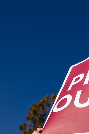 A supporter of the Affordable Care Act (ACA) stands in front of the Supreme Court of the United States as the Court begins hearing arguments from California v. Texas about the legality of the ACA on November 10, 2020 in Washington, DC. Photo by Samuel Corum/Getty Images