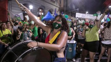 Pro-choice protesters dance outside the National Congress as senators decide on the legalization of abortion on December 30, 2020 in Buenos Aires, Argentina. Photo by Ricardo Ceppi/Getty Images