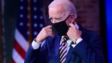 U.S. President-elect Joe Biden removes his face mask before delivering remarks on the ongoing coronavirus (COVID-19) pandemic at the Queen Theater on December 29, 2020 in Wilmington, Delaware. Photo by Mark Makela/Getty Images
