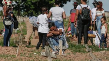 A person cries during a burial of a Covid-19 victim at the Sao Francisco Xavier cemetery on January 7, 2021 in Rio de Janeiro, Brazil. Photo by Andre Coelho/Getty Images