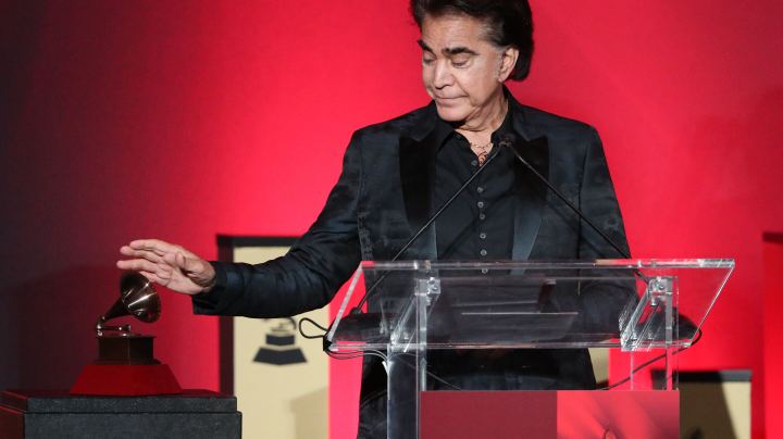 LAS VEGAS, NEVADA - NOVEMBER 13: José Luis Rodríguez accepts a Lifetime Achievement Award during the 2019 Latin Grammy Special Merit Awards on November 13, 2019 in Las Vegas, Nevada. (Photo by Rich Fury/Getty Images)
