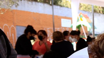 A nurse administers the COVID-19 vaccine to a senior citizen on March 9, 2021 in El Marques, Mexico. Photo by Jam Media/Getty Images
