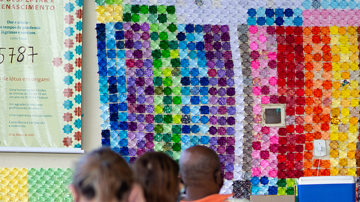 People wait to receive a dose of coronavirus (COVID-19) vaccination in front of the panel in honor of the fatal victims of the disease amidst the coronavirus pandemic in Centro de Saúde 07, on March 29, 2021 in Brasilia Ceilândia, Brazil. Photo by Andressa Anholete / Getty Images