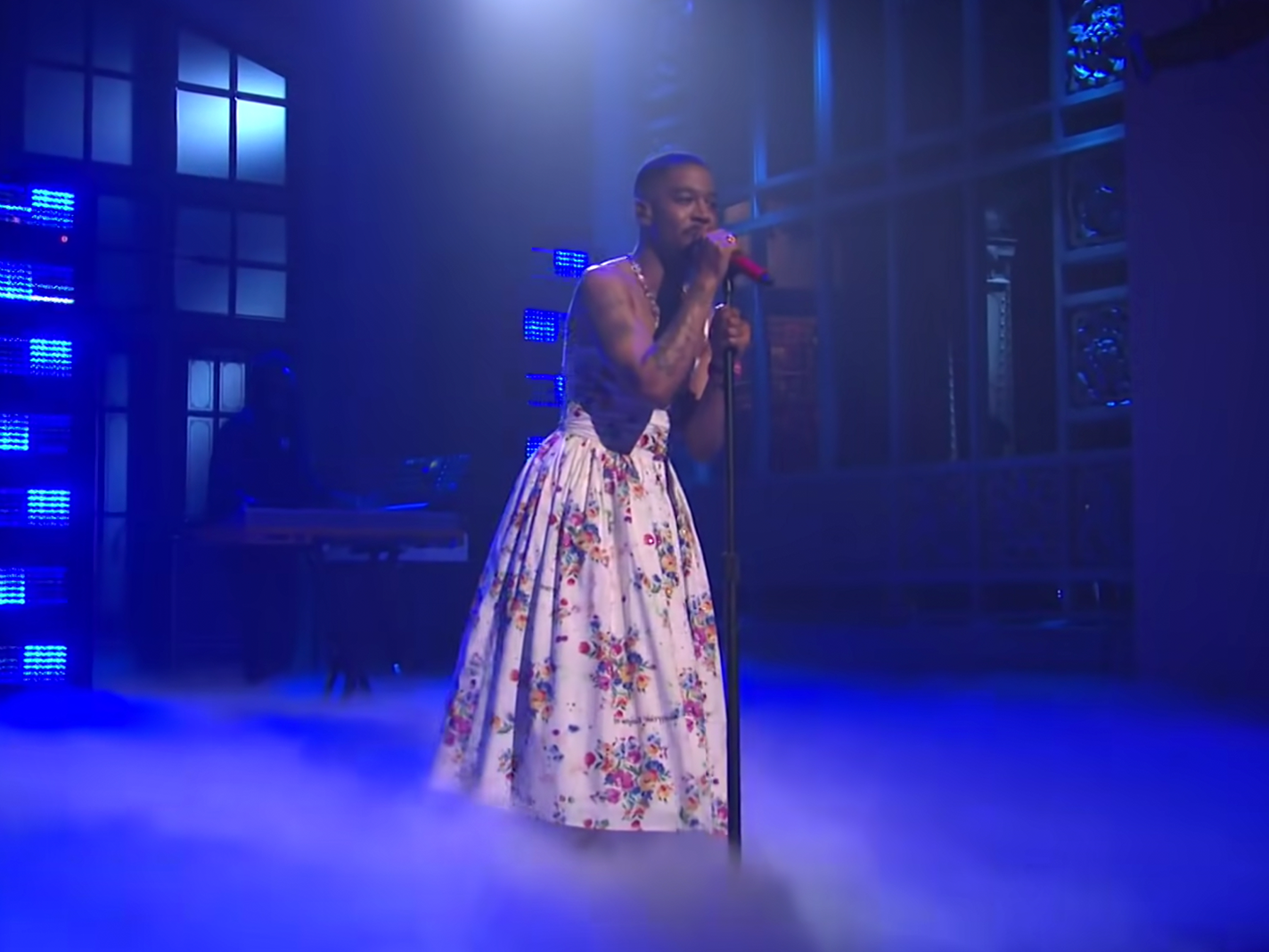kid cudi dress Pays Tribute to Nirvana's Kurt Cobain on 'Saturday Night Live' By Performing in Floral Men's Size:7 US beaded bodice wedding gown Gold Corset Tulle Wedding Cudi marriage